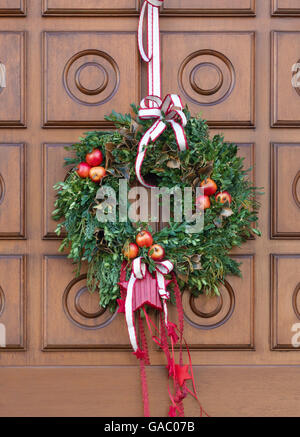 Weihnachtlicher Türkranz Stockfoto