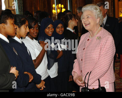 Queen Elizabeth II trifft sich mit Mädchen der Cumberland School in Newham, während eines Empfangs nach einem Lyrikworkshop für Londoner Schulkinder heute im Buckingham Palace. Stockfoto