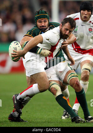 Der englische George Chuter wird vom südafrikanischen Victor Matfield beim IRB Rugby World Cup Final Match im Stade de France, Saint Denis, Frankreich gefangen. Stockfoto