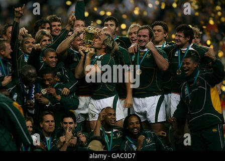 Rugby Union - IRB Rugby World Cup 2007 - Finale - England gegen Südafrika - Stade De France. Das südafrikanische Team feiert den Sieg mit der Webb Ellis Trophäe Stockfoto