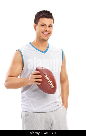 Vertikale Schuss zuversichtlich junger Mann hält einen Fußball und schaut in die Kamera, die isoliert auf weißem Hintergrund Stockfoto