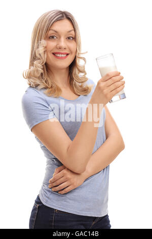 Vertikale Aufnahme einer fröhlichen Frau hält ein Glas Milch und lächelnd isoliert auf weißem Hintergrund Stockfoto