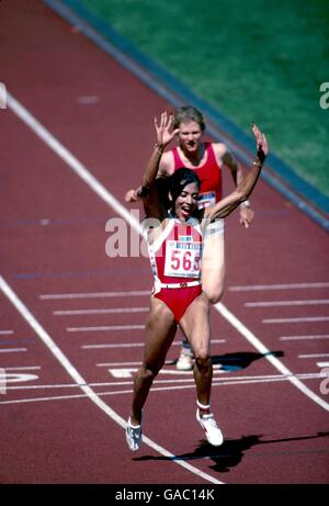 Die US-Amerikanerin Florence Griffith-Joyner feiert, als sie die Ziellinie überquert Gold zu gewinnen Stockfoto