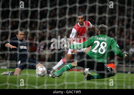 Fußball - UEFA Champions League - Gruppe H - Arsenal gegen Slavia Prag - Emirates Stadium. Theo Walcott von Arsenal erzielt seinen fünften Treffer Stockfoto