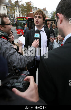 Pete Doherty spricht mit Journalisten, als er das Thames Magistrate Court in Bow, Ost-London, verlässt. Stockfoto