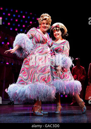 Die Besetzung des Musicals 'Hairspray', darunter Leanne Jones (rechts als Tracy Turnblad) und Michael Ball (Edna Turnblad) während einer Fotoanstellung im Shaftesbury Theatre im Zentrum von London. Stockfoto