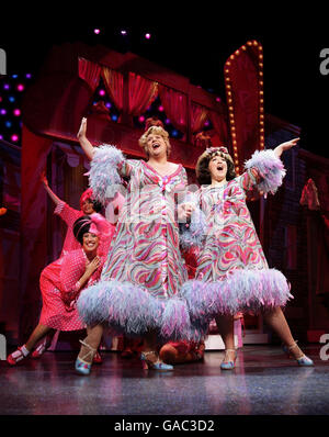 Die Besetzung des Musicals 'Hairspray', darunter Leanne Jones (vorne rechts als Tracy Turnblad) und Michael Ball (vorne links, Edna Turnblad) während eines Fotoalles im Shaftesbury Theatre im Zentrum von London. Stockfoto