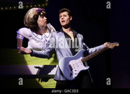 Die Besetzung des Musicals 'Hairspray', darunter Leanne Jones (als Tracy Turnblad) und Ben James-Ellis (als Link Larkin) während einer Fotoanstellung im Shaftesbury Theatre im Zentrum von London. Stockfoto