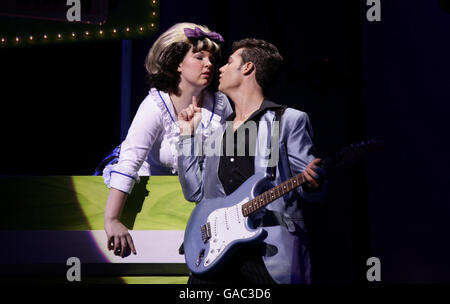 Die Besetzung des Musicals 'Hairspray', darunter Leanne Jones (als Tracy Turnblad) und Ben James-Ellis (als Link Larkin) während einer Fotoanstellung im Shaftesbury Theatre im Zentrum von London. Stockfoto