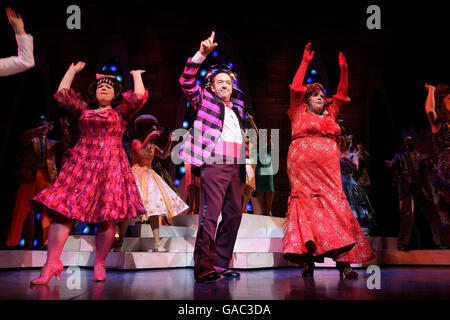 Die Besetzung des Musicals 'Hairspray', darunter (von links nach rechts) Leanne Jones (als Tracy Turnblad), Mel Smith (Wilbur Turnblad) und Michael Ball (Edna Turnblad) während einer Fotoanstellung im Shaftesbury Theatre im Zentrum von London. Stockfoto