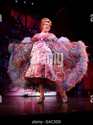 Die Besetzung des Musicals 'Hairspray', darunter Michael Ball (als Edna Turnblad) während einer Fotoanspielung im Shaftesbury Theatre im Zentrum von London. Stockfoto