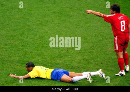 Fußball - FIFA Fußball-Weltmeisterschaft 2002 - Halbfinale - Brasilien / Türkei. Der türkische Tugay Kerimoglu (r) wirft dem brasilianischen Rivaldo Betrug vor Stockfoto