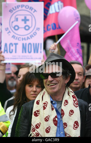 Rolling Stones-Gitarrist Keith Richards führt eine Kundgebung im Priory Park Chichester, Sussex, gegen vorgeschlagene Kürzungen im St. Richard's Hospital. Stockfoto