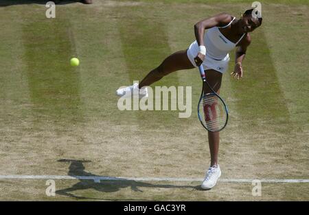 Tennis, Wimbledon 2002, Zweite Runde. Venus Williams serviert Stockfoto