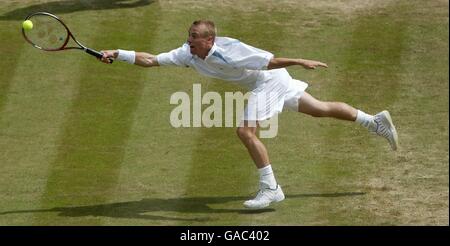 Tennis, Wimbledon 2002, Zweite Runde. Lleyton Hewitt stürzt auf der Grundlinie Stockfoto