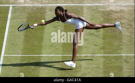 Tennis, Wimbledon 2002, Zweite Runde. Venus Williams taucht für den Ball im Netz Stockfoto