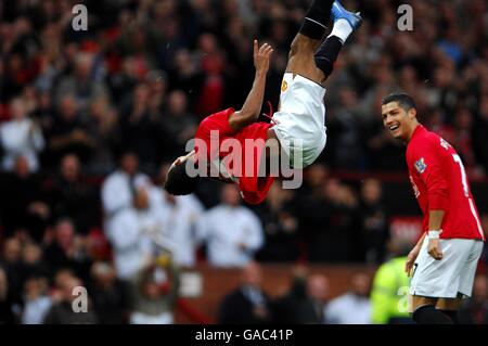 Fußball - Barclays Premier League - Manchester United / Middlesbrough - Old Trafford. Luis Nani von Manchester United feiert sein Tor, während Teamkollege Cristiano Ronaldo aufschaut. Stockfoto