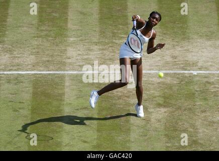 Tennis, Wimbledon 2002, Zweite Runde. Venus Williams schlägt einen Gewinner Stockfoto