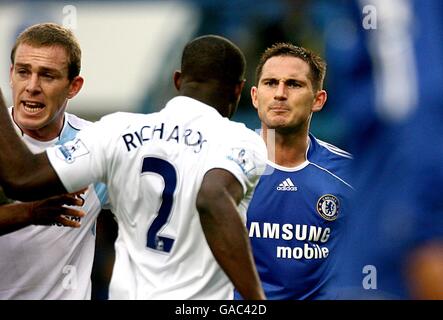 Micah Richards (Mitte) von Manchester City und Frank Lampard (Mitte rechts) von Chelsea stehen sich nach einem Foul gegenüber. Stockfoto