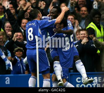 Fußball - Barclays Premier League - Chelsea / Manchester City - Stamford Bridge. Chelsea's Michael Essien feiert das Tor zum Eröffnungstreffer des Spiels Stockfoto