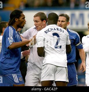 Micah Richards von Manchester City (Mitte) und Frank Lampard von Chelsea (rechts) konfrontieren sich nach einem Foul. Stockfoto