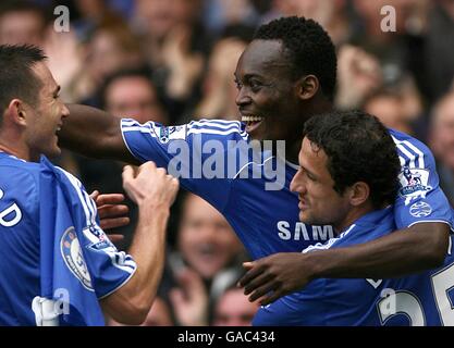 Fußball - Barclays Premier League - Chelsea / Manchester City - Stamford Bridge. Chelsea's Michael Essien (Mitte) feiert das Tor zum Eröffnungstreffer der Spiele Stockfoto