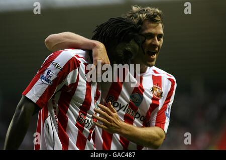 Sunderland Kenwyne Jones feiert Scoring seiner Seiten erstes Tor von Das Spiel mit Teamkollege Daryl Murphy (rechts) Stockfoto