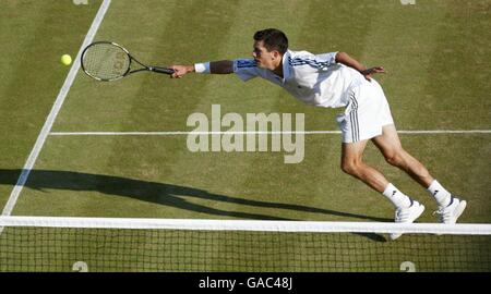 Tennis, Wimbledon 2002, Zweite Runde. Tim Henman stürzt ins Netz Stockfoto