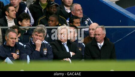 Fußball - Barclays Premier League - Chelsea / Manchester City - Stamford Bridge. Manchester City Manager Sven Goran Eriksson (rechts) an der Touchline. Stockfoto