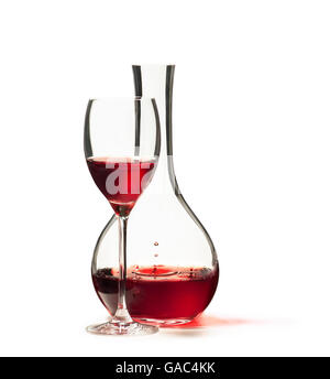 Glas Rotwein mit Dekanter, isoliert auf weißem Hintergrund. Stockfoto