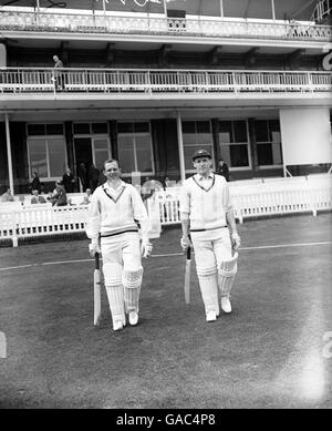 (L-R) Yorkshires Geoff-Boykott und Ken Taylor gehen zu Lord's, um den Schlägerstock zu öffnen Stockfoto