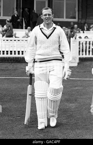 (L-R) Yorkshires Geoff-Boykott geht bei Lord's aus, um den Schlägerstock zu öffnen Stockfoto