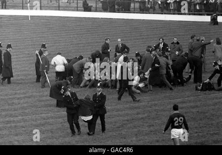 Anti-Apartheid-Demonstranten protestieren auf dem Twickenham-Platz Um das Spiel als Polizisten und RFU-Beamte zu stoppen Versuchen Sie, sie gewaltsam zu entfernen Stockfoto