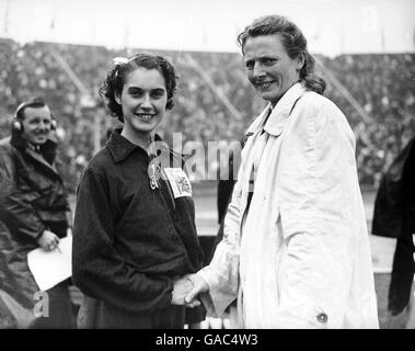 Die Silbermedaillengewinnerin Dorothy Manley aus Großbritannien (l) gratuliert der Holländerin Fanny Blankers-Koen (r) zum Gewinn des Goldes, einer von drei, die sie während der Spiele gewonnen hat Stockfoto