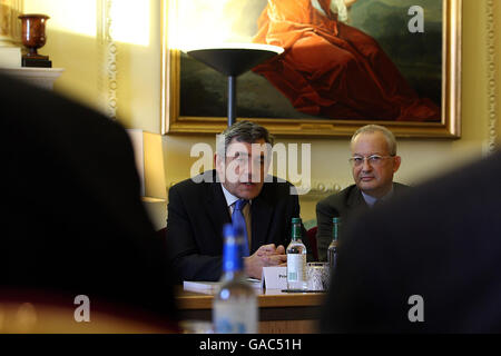 Premierminister Gordon Brown (links) und Lord Sainsbury treffen sich mit führenden Wissenschaftlern und Vertretern der wissenschaftlichen Industrie, um die Ergebnisse der Überprüfung der Wissenschafts- und Innovationspolitik der Regierung durch Lord Sainsbury zu diskutieren. Stockfoto