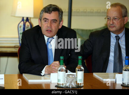 Premierminister Gordon Brown (links) und Lord Sainsbury treffen sich mit führenden Wissenschaftlern und Vertretern der wissenschaftlichen Industrie, um die Ergebnisse der Überprüfung der Wissenschafts- und Innovationspolitik der Regierung durch Lord Sainsbury zu diskutieren. Stockfoto