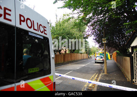 Allgemeine Ansicht der Szene, nachdem der Leichnam eines Mannes in einem brennenden Auto in der Gegend von Wollaton in Nottingham gefunden wurde. Stockfoto