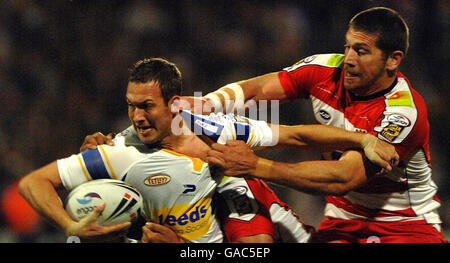 Leeds Rhinos Danny McGuire wird von Wigans Bryan Fletcher während des Engage Super League Final Eliminator in Headingley Carnegie, Leeds, angegangen. Stockfoto