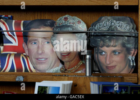 Postkarten von Diana, Princess of Wales, der Prince Of Wales und Königin Elizabeth II auf Verkauf in der Nähe der Houses of Parliament im Zentrum von London. Stockfoto