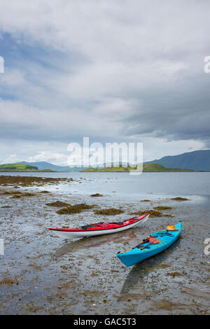 See-Kajaks am Ufer des Loch Linnhe, Schottland. Stockfoto