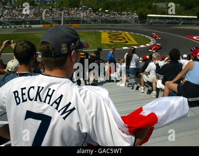 Formel-1-Motorsport - großer Preis von Kanada - Freitagspraktik. Ein Beckham-Fan mit einem England-Hemd sieht sich Ferrari Michael Schumacher, den Teamkollegen Rubens Barrichello, an Stockfoto