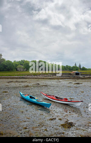 See-Kajaks am Ufer des Loch Linnhe, Schottland. Stockfoto