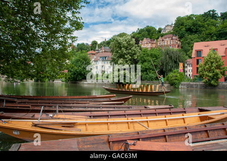 Bootfahren auf dem Neckar in Tübingen an einem Sommertag. Schöne malerische Altstadt im Hintergrund. Stockfoto