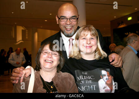 Fußball - PFA-Jubiläumsveranstaltung - das Hallenser Orchester spielt Fußball - Bridgewater Hall, Manchester. PFA's George Berry mit Gästen Stockfoto