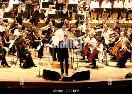 Fußball - PFA-Jubiläumsveranstaltung - das Hallenser Orchester spielt Fußball - Bridgewater Hall, Manchester. Russell Watson spielt auf der Bühne Stockfoto