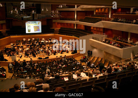 Fußball - PFA-Jubiläums-Event - Halle Orchestra spielt Fußball - Bridgewater Hall Manchester Stockfoto