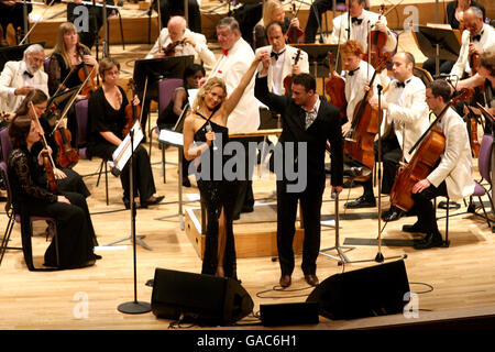 Fußball - PFA-Jubiläumsveranstaltung - das Hallenser Orchester spielt Fußball - Bridgewater Hall, Manchester. Natasha Marsh und Russell Watson treten auf der Bühne auf Stockfoto