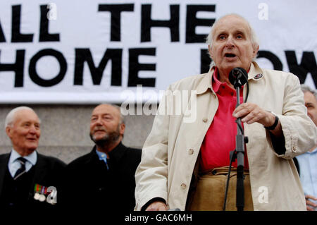 Von links: Tony Benn, George Galloway und Walter Wolfgang bei einem Anti-Kriegs-Protest auf dem Trafalgar Square im Zentrum von London. Stockfoto