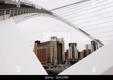 Blick auf die Millennium 'Blinking-Eye'-Brücke am Newcastle Quay, da sie sich öffnet, um den Fluss durchfahren zu lassen. Stockfoto