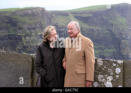 König Albert II. Und Königin Paola von Belgien beenden ihren dreitägigen Besuch in Irland mit einem malerischen Spaziergang entlang der Klippen von Moher in Co Clare. Stockfoto